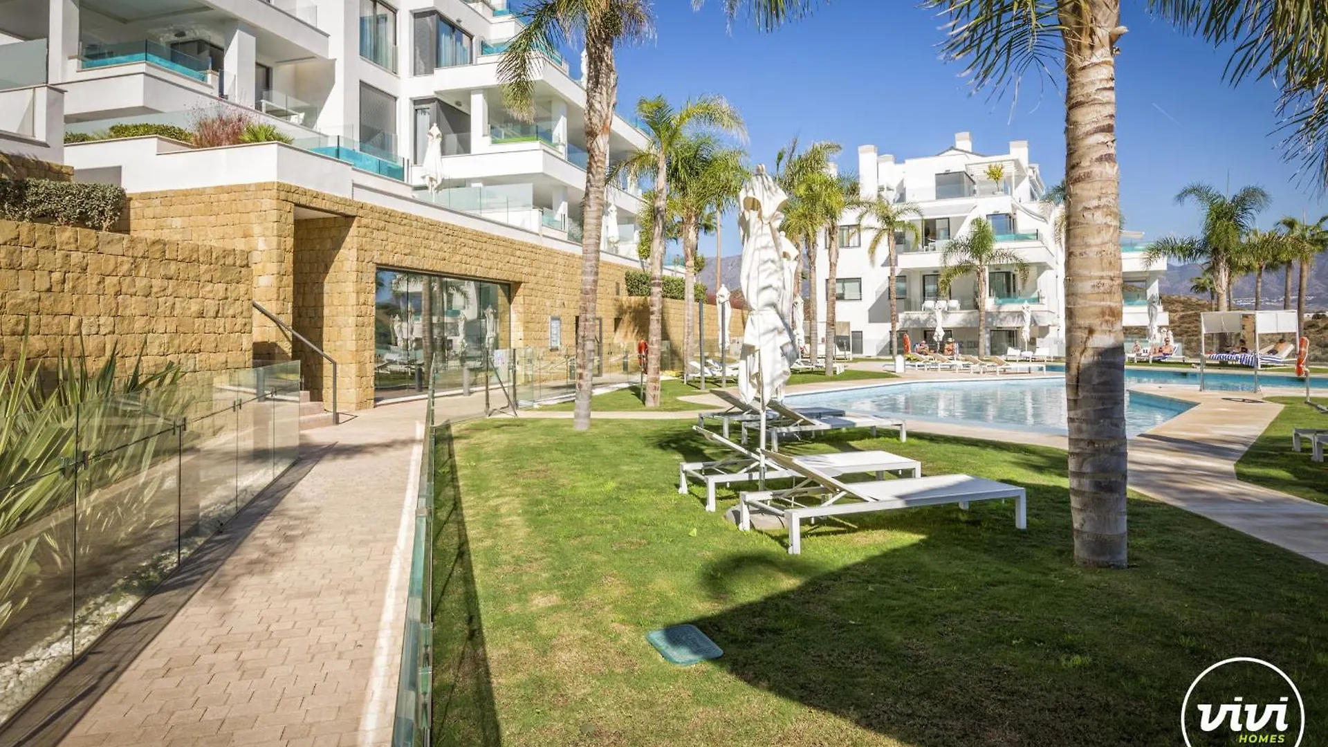 Апартаменты Vivi Homes - Palmera Pool, Sauna, Gym & Beach El Faro