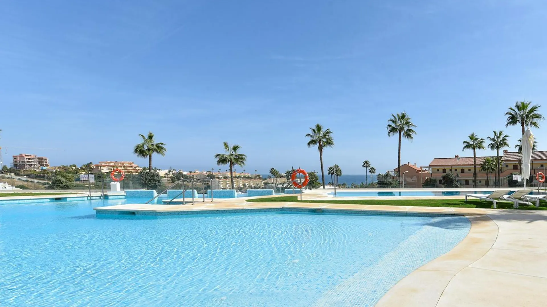 Vivi Homes - Palmera Pool, Sauna, Gym & Beach El Faro Apartment